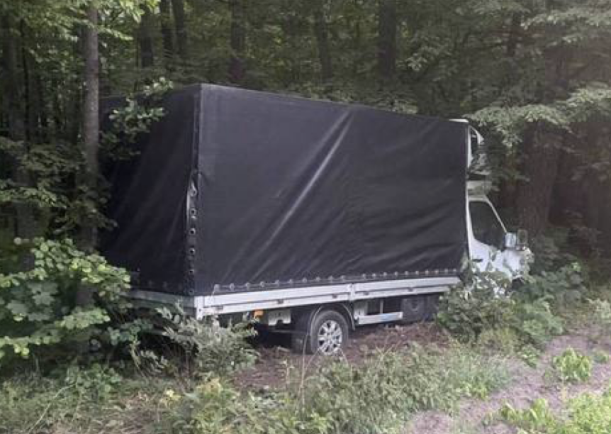 На Рівненщині водій вантажівки врізався у дерево