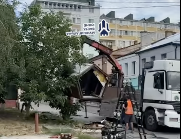 У центрі Рівного прибирають тимчасові споруди: демонтували кіоск на Замковій