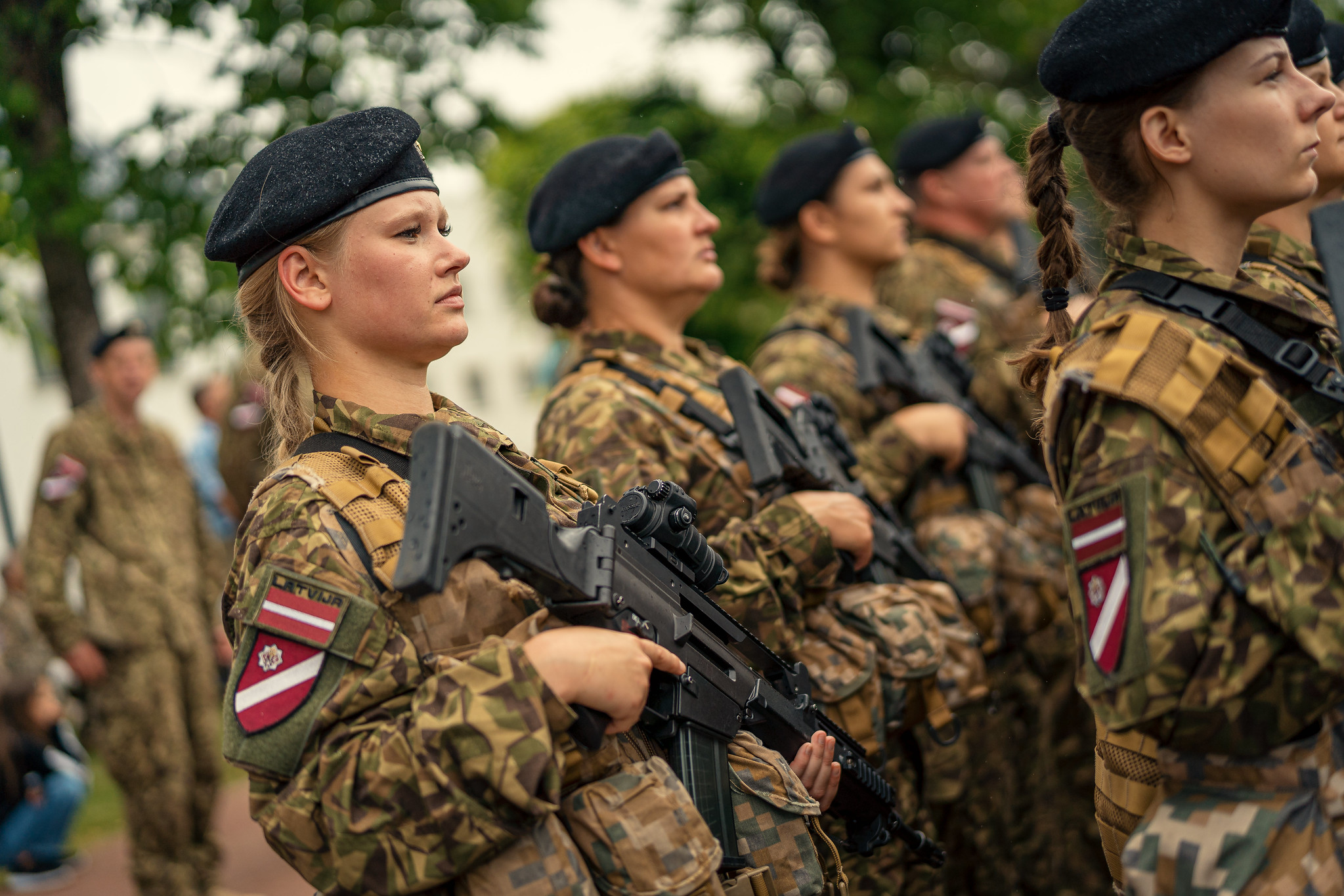 Военно обязательных. Женщины в украинской армии. Военные Латвии. Латвия женщины. Женщины в армии Чили.