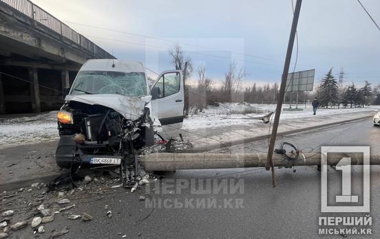 У Кривому Розі бус зніс електроопору: рух тролейбусів на ділянці заблоковано