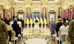 Зеленский вручил 25 сертификатов на квартиры Героям Украины
