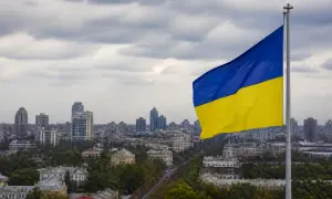 Латвийское радио «Радио 1» опубликовало пятиминутный обзор новостей простым языком