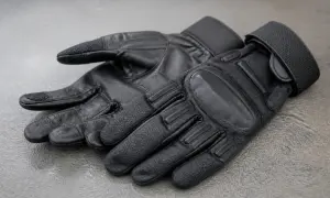 ICE заключила контракт на закупку 6 тысяч пар электрошоковых перчаток