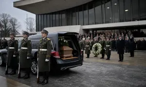 Бывшего премьер-министра Эстонии Сийма Калласа провожают с государственными почестями
