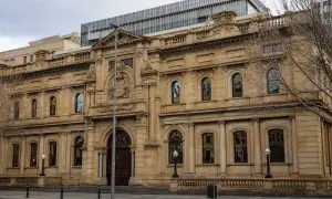 В Австралии 73-летнему мужчине с 55 обвинениями предоставили залог — ABC News Australia