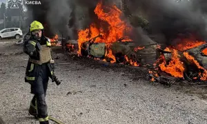 В Киеве во время атаки дронов обломки беспилотников упали в нескольких районах