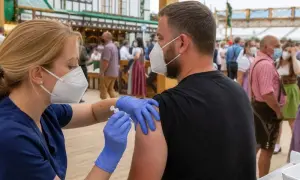 На Октоберфесте в Мюнхене предлагают прививки от гриппа и COVID-19 — Deutsche Welle