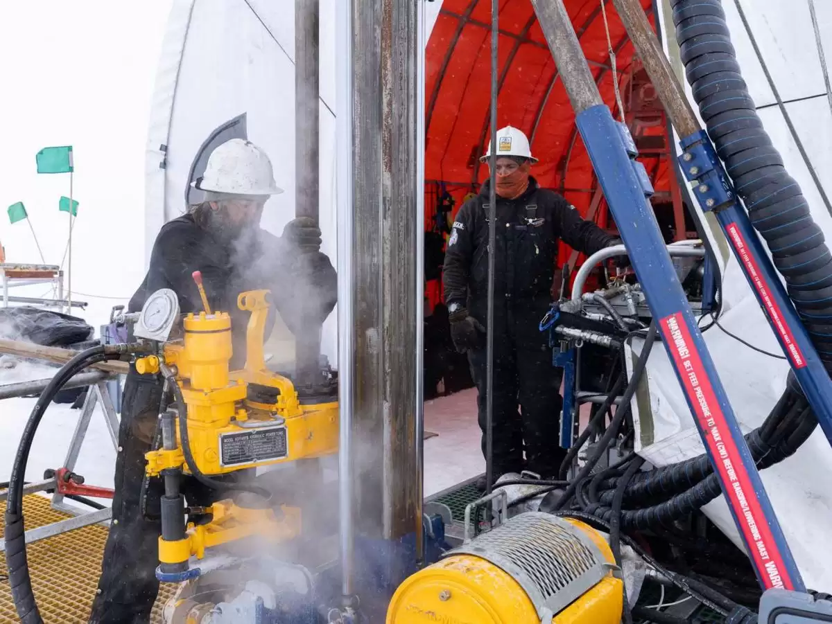 Вчені пробурили величезну свердловину в антарктичному льоду: що вони там знайшли