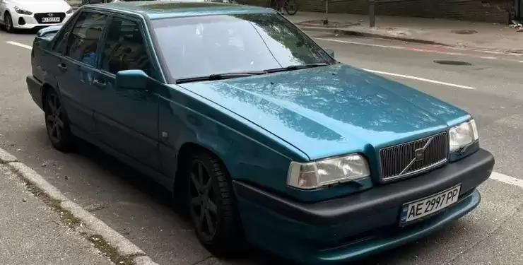 Непоказний раритет: у Києві помітили заряджений Volvo 90-х (фото)
