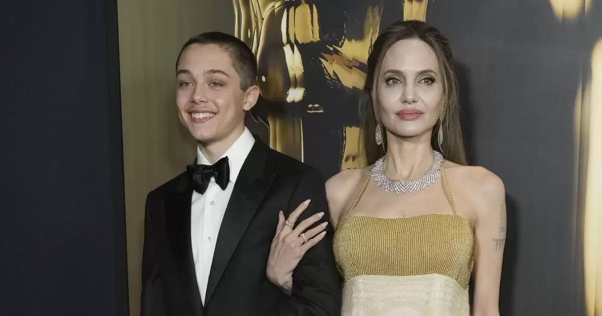 17-річний син Джолі та Пітта з рожевим волоссям приголомшив рідкісною появою на публіці