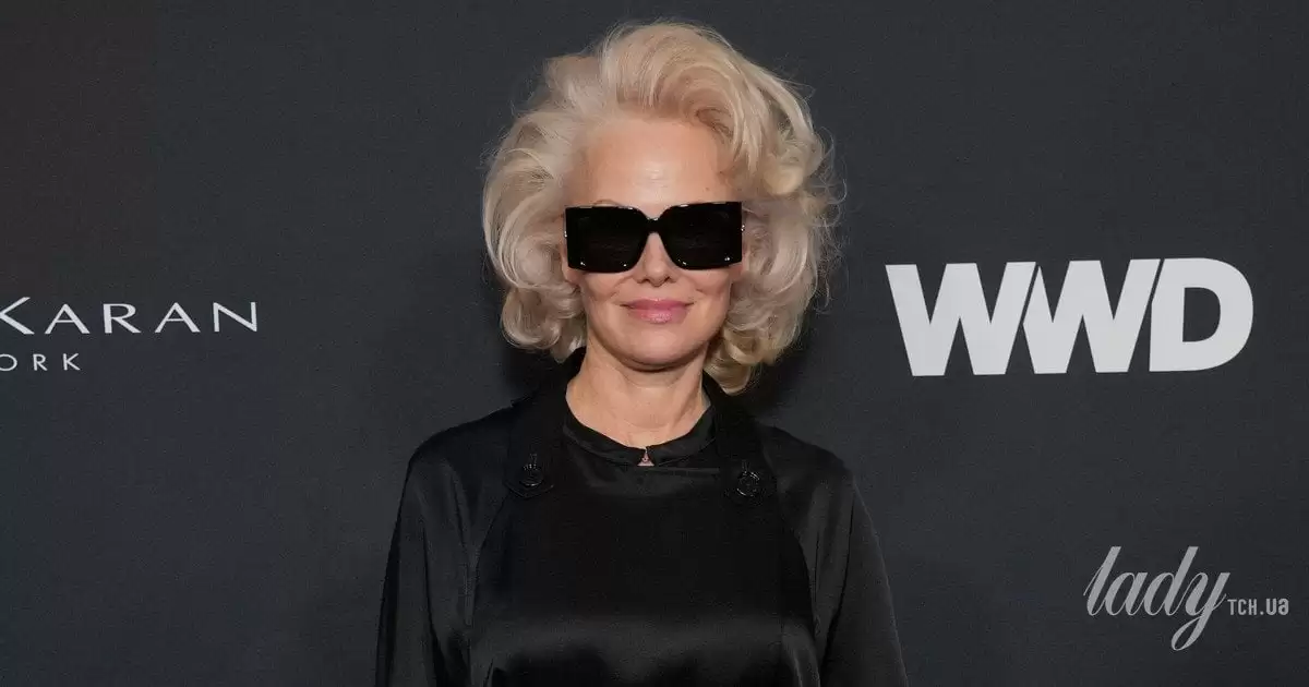 Памела Андерсон в екстравагантній сукні-пальті й темних окулярах прийшла по нагороду