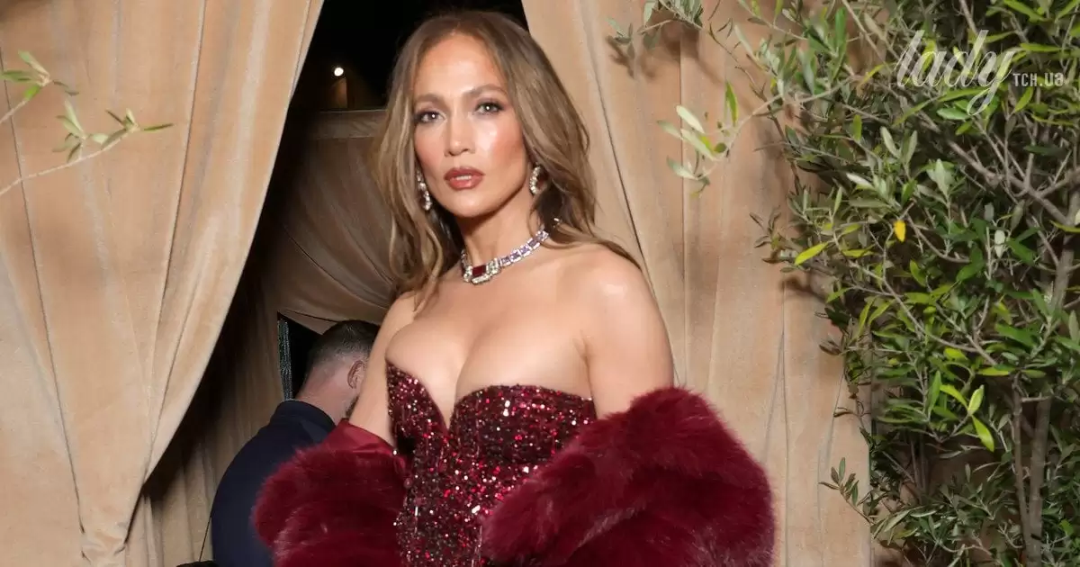 Дженніфер Лопес у сукні-бюстьє з прозорим подолом приїхала на світський захід