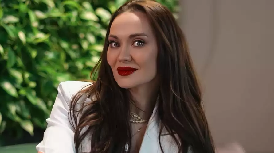 Анна Саліванчук поділилася ефектними кадрами в купальнику серед снігу