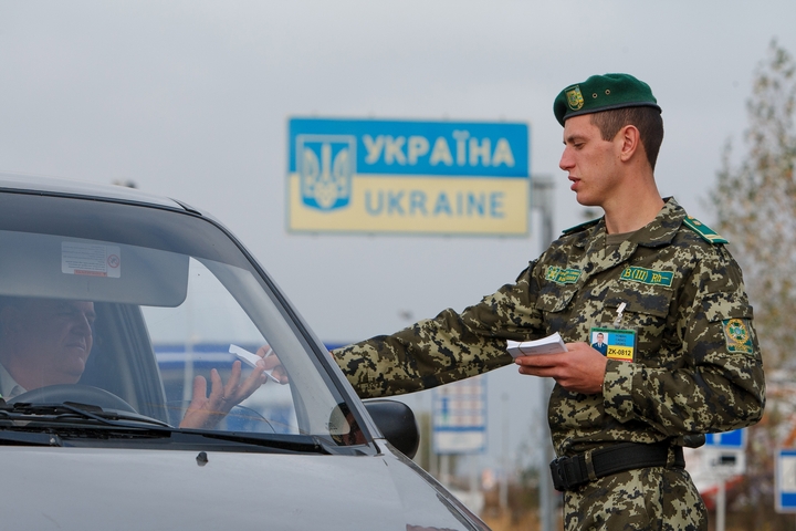 Чоловіків, які не законно перетнули кордон, повертатимуть до України