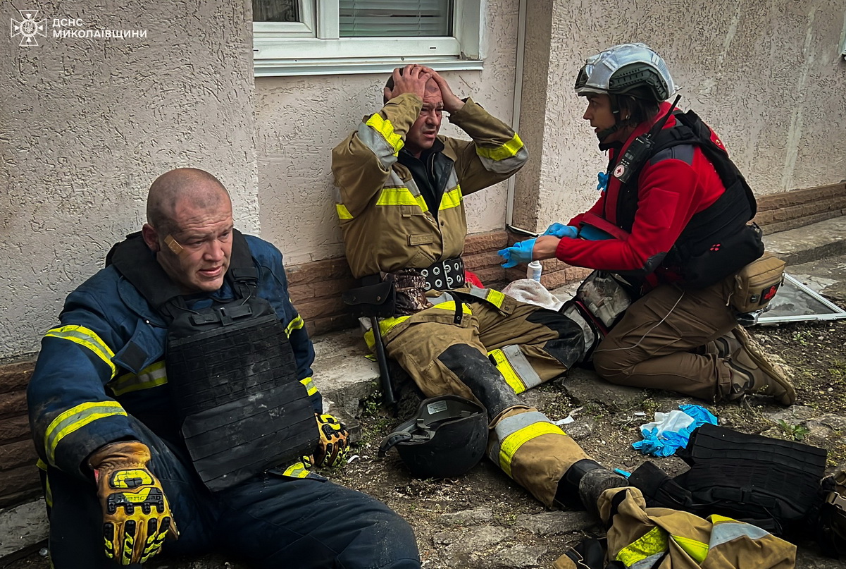 Детонація невідомого пристрою: у Миколаєві під час гасіння пожежі постраждало 5 рятувальників
