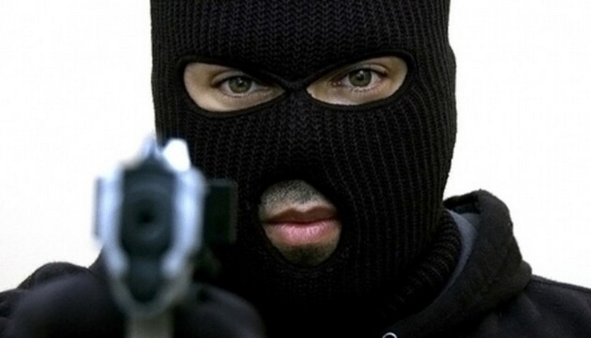 Суд виніс вирок грабіжнику, який пограбував офіс у Миколаєві з револьвером