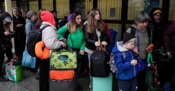 5,6 млн українців перебувають за кордоном менше половини прагнуть повернутися