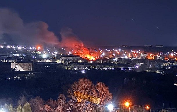 Нічний удар дронів: у Феодосії знову палає нафтобаза, у Луганську — численні вибухи й масштабна пожежа