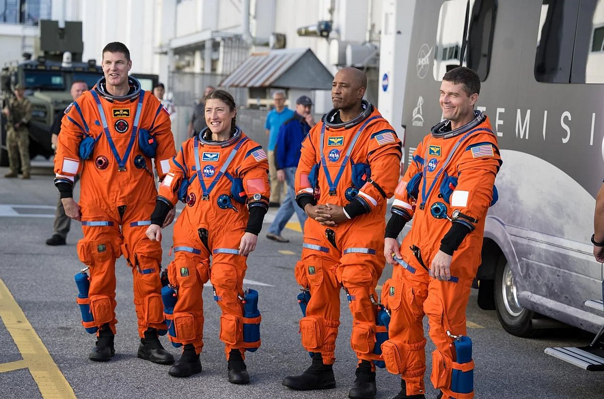 Вперше за 50 років: капсула Оріон місії Артеміда II приводнилася після обльоту Місяця