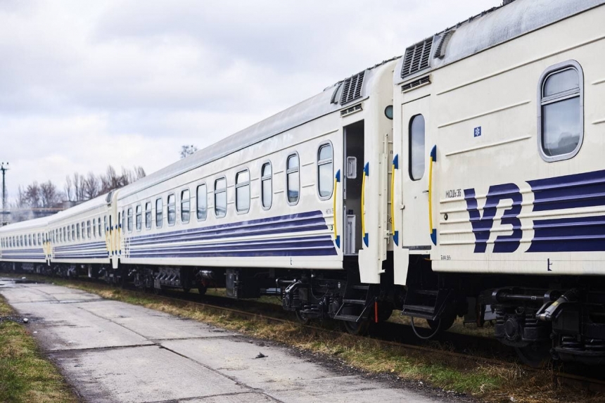 Підліток випав із вагона після удару провідника: УЗ відреагувала