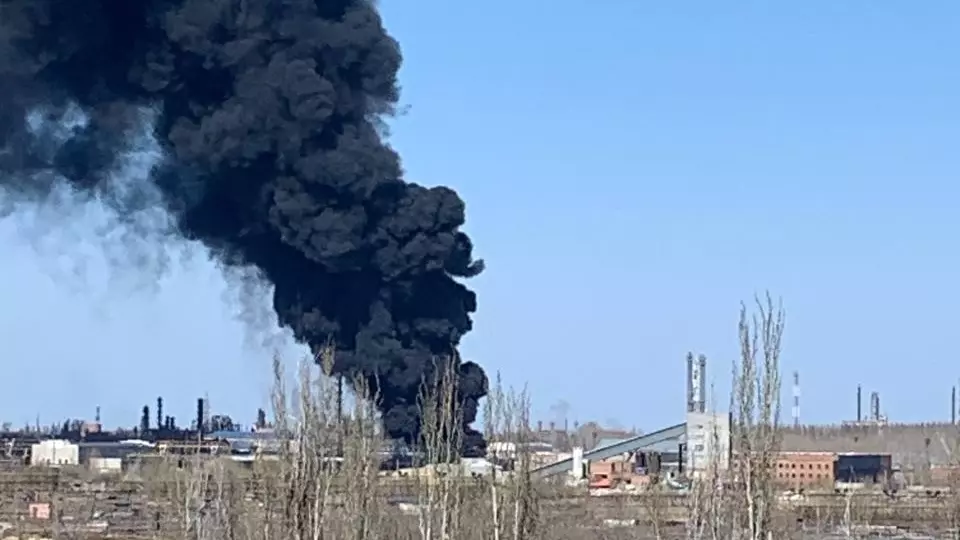 В російському Омську горять ємності з нафтопродуктами
