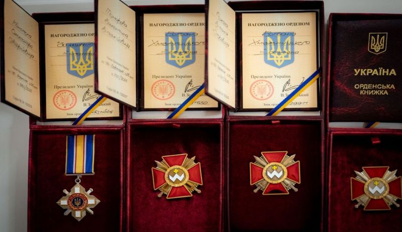 Зеленский отметил военных орденами “Золота Зірка” и передал награды семьям погибших героев (ФОТО)