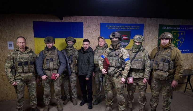 Зеленский встретился с защитниками на Купянском направлении и отметил их государственными наградами (ФОТО)