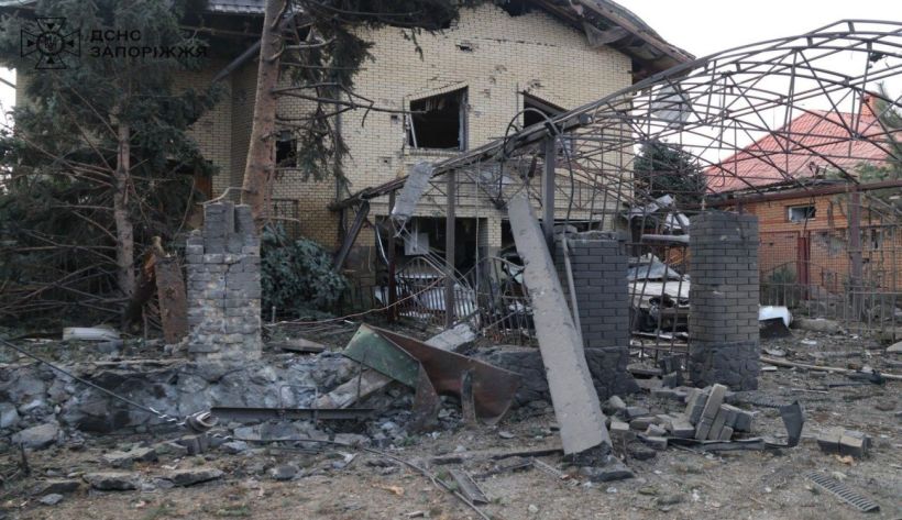 Есть раненые, повреждены десятки домов: армия РФ третий день терроризирует Запорожье авиабомбами (ВИДЕО)