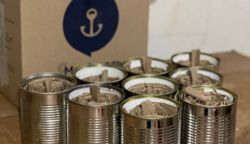 Чтобы согревать душу и тело: переселенцы и одесситы изготавливают окопные свечи для украинских защитников (ВИДЕО)