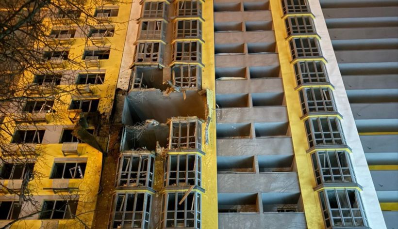 “Зарядная станция в квартире сейчас — базовая необходимость”: как киевляне справляются с последствиями ударов по городу (ВИДЕО)