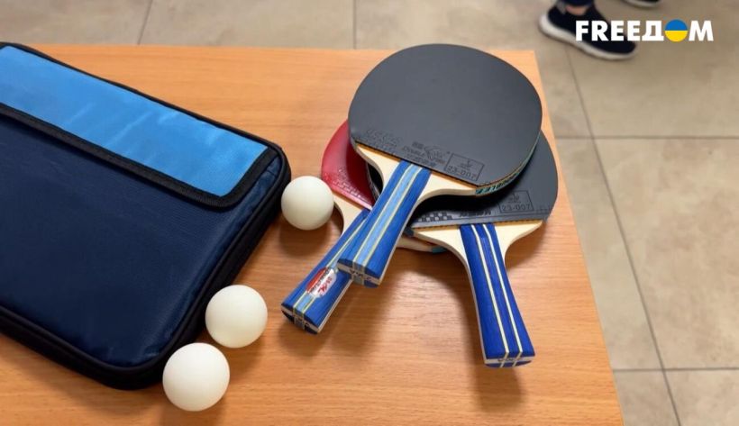 Турнир силы духа: в Днипре раненые защитники соревнуются в настольном теннисе прямо в больнице (ВИДЕО)