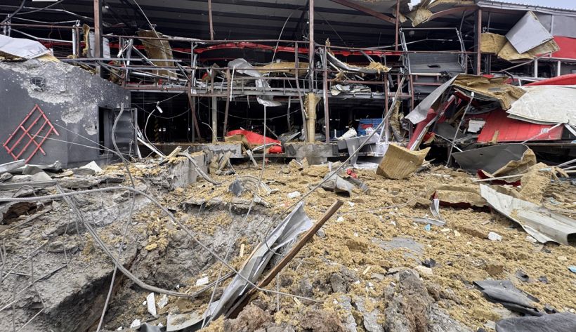 Россия уничтожила логистический терминал почты в Запорожье: кадры с места атаки (ВИДЕО)