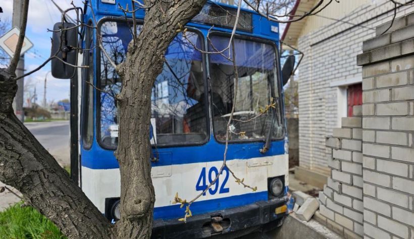 В Херсоне россияне атаковали дроном троллейбус: водитель получил тяжелые ранения (ФОТО)