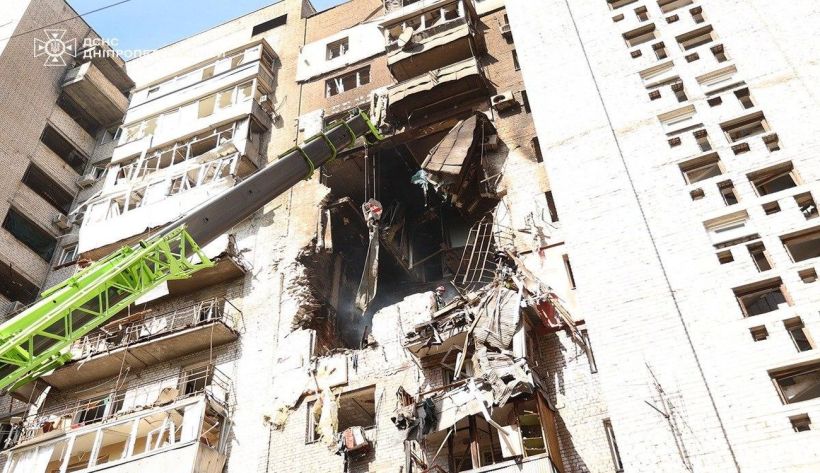 Трое погибших и более 10 раненых: в Днипре завершили спасательные работы после удара РФ (ВИДЕО)