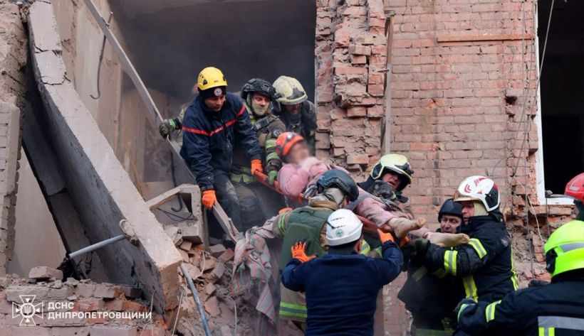 Разрушены жилые дома, под завалами ищут людей: РФ массированно атаковала Днипро и Одессу (ФОТО, ВИДЕО)