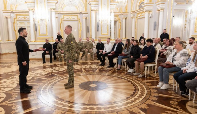 “Украина держится благодаря таким людям”: Зеленский вручил награды защитникам и семьям погибших (ВИДЕО)