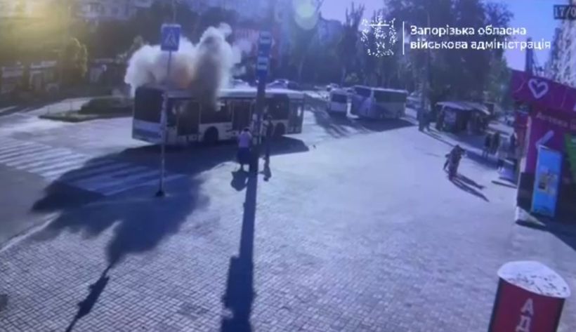 Российские военные ударили FPV-дроном по автобусу с людьми в Запорожье: что известно