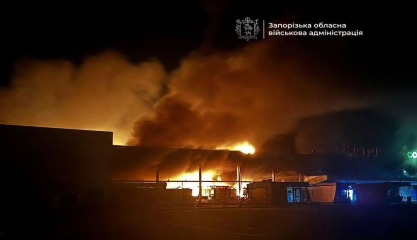 Армия РФ ударила по торговому центру в Запорожье — вспыхнул пожар