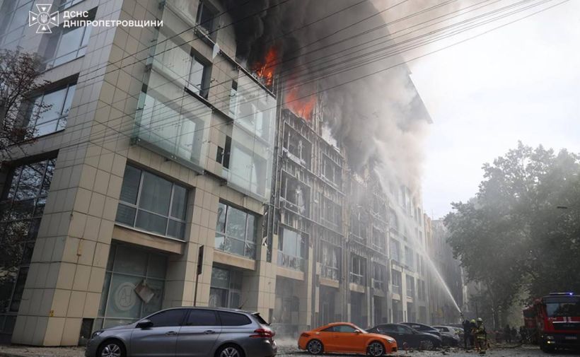 “Было очень страшно”: жители Днипра, которые в момент российского удара были в бизнес-центре, рассказали об атаке (ВИДЕО)